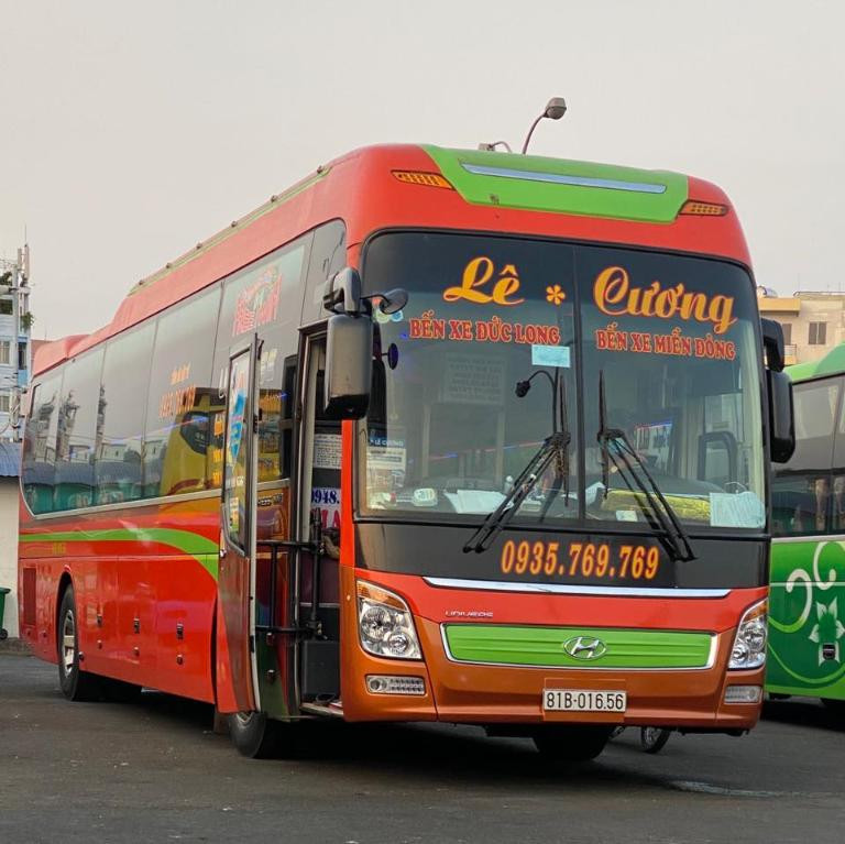 Hành khách sắp xếp hành lý trước khi lên xe