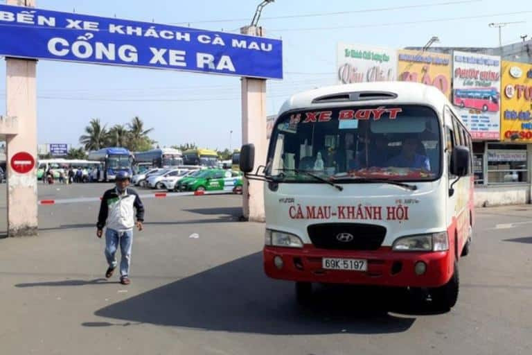 Hành khách sử dụng xe buýt công cộng đến Bến xe Cà Mau