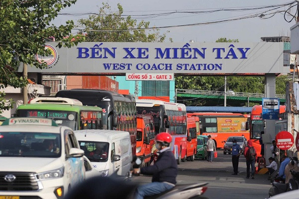 Hành khách tại bến xe dịp Tết Nguyên Đán tìm hiểu giá vé xe khách