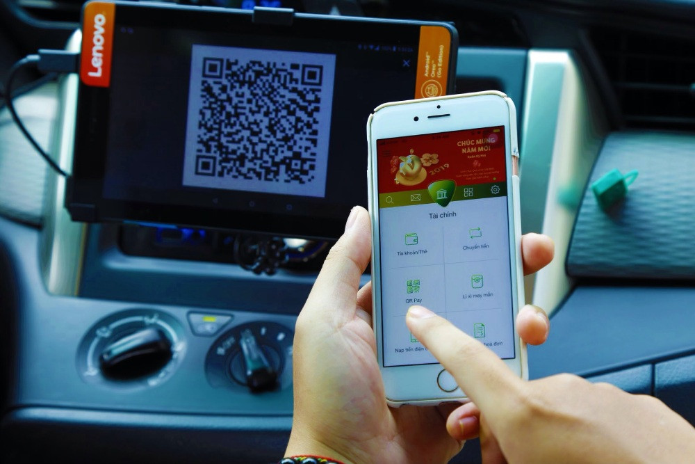 Hành khách thanh toán dịch vụ taxi Mai Linh bằng cách quét mã QR qua điện thoại