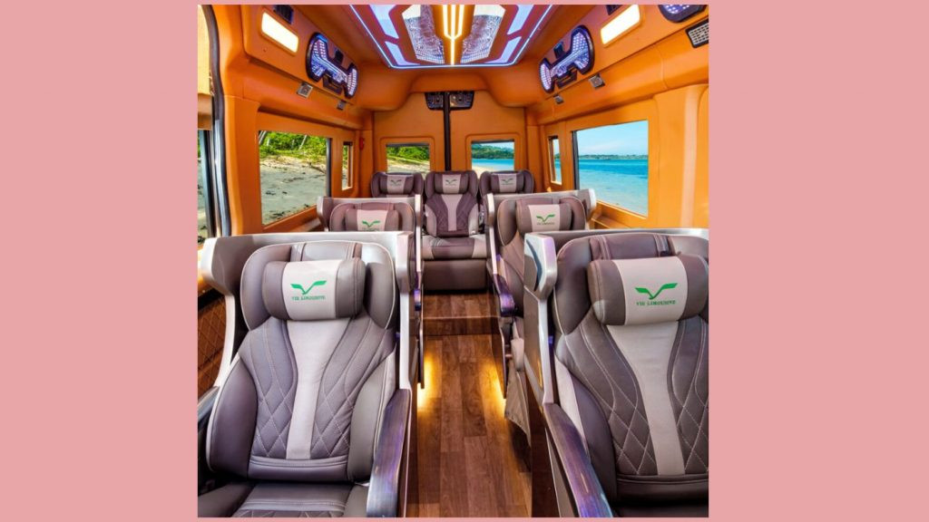 Hành khách thư giãn trên ghế xe limousine của Vie Limousine
