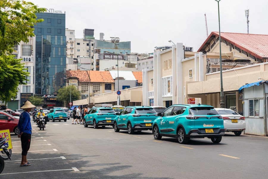 Hành khách thư giãn trên taxi đường dài tại Lâm Đồng