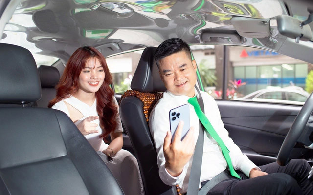Hành khách tin tưởng sử dụng dịch vụ taxi Mai Linh 24/24 an toàn