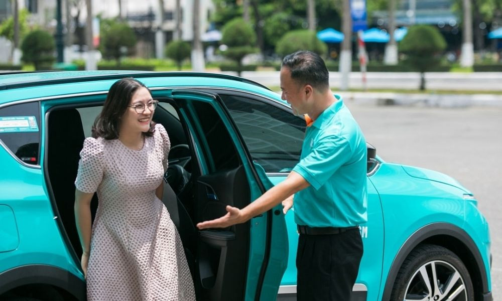Hành khách trải nghiệm dịch vụ taxi điện Xanh SM tại Lào Cai
