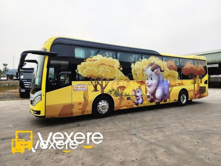 Hành khách trên xe An Phú Đà Lạt nhìn ra cửa sổ