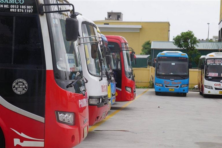 Hành khách trên xe giường nằm chuẩn bị cho chuyến đi dài từ Hà Nội