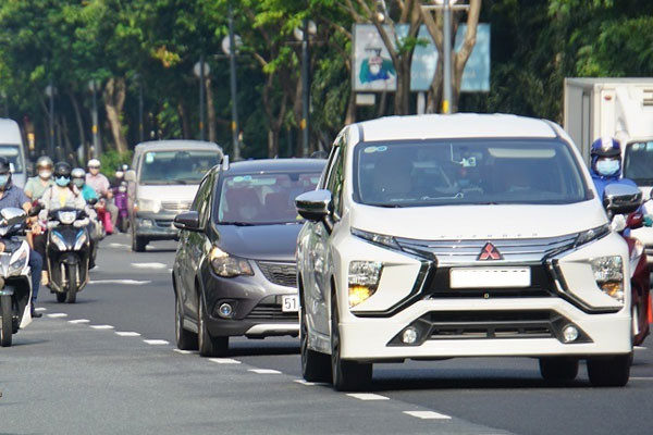 Hành khách và tài xế taxi đang trao đổi, chuẩn bị cho hành trình 30km an toàn và thuận tiện.