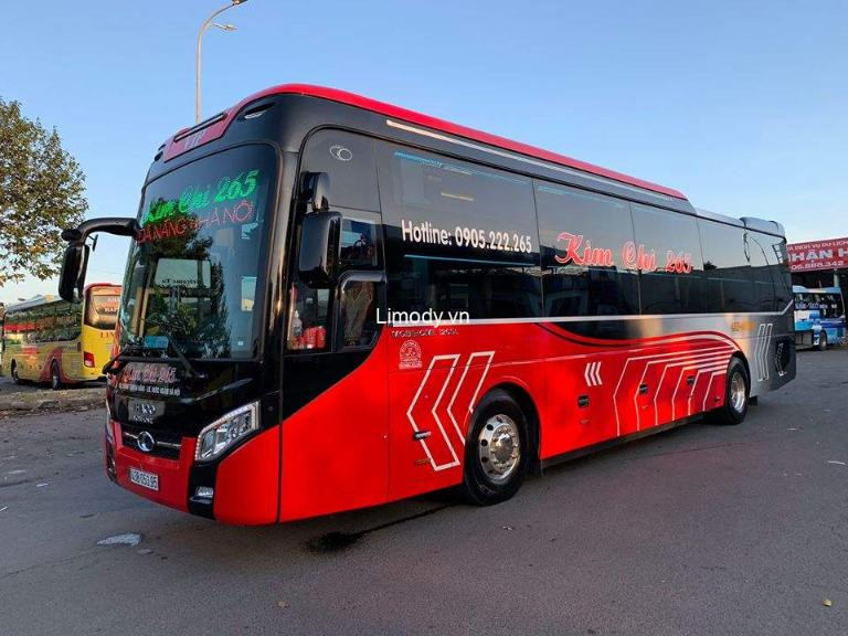 Hành khách và xe khách tại bến xe phía Đông Vinh miền Trung