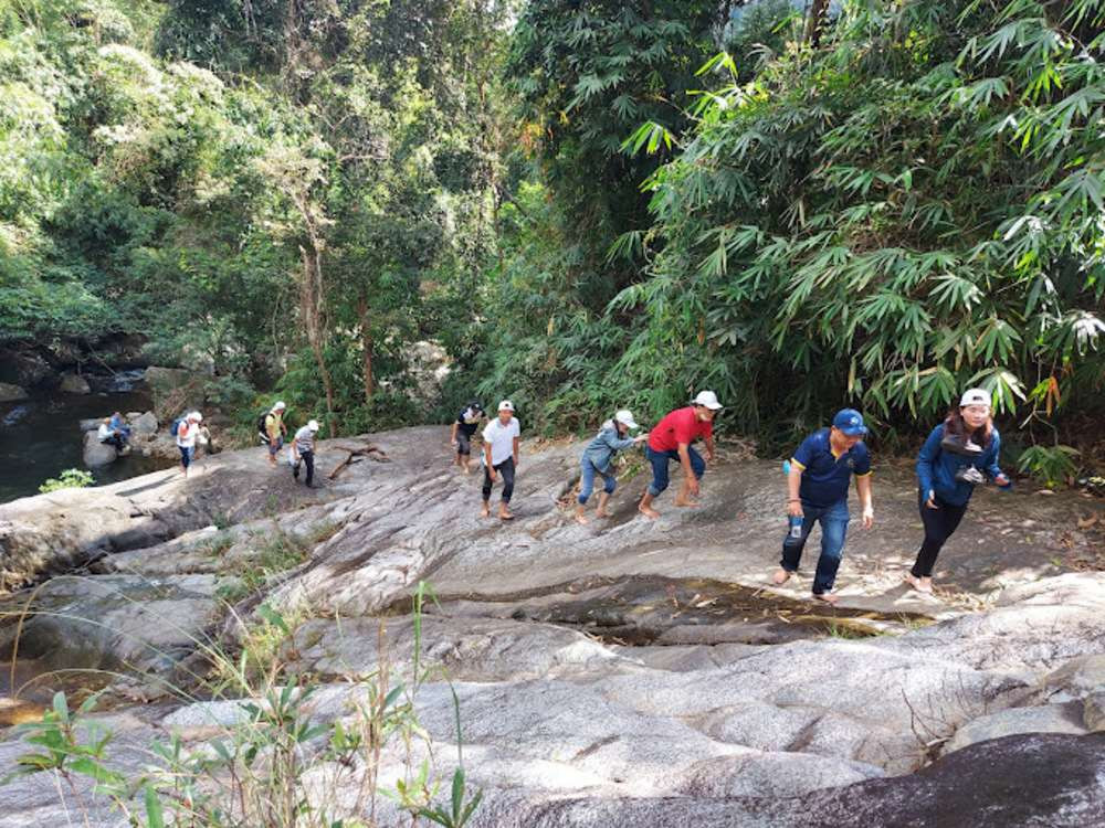 Hành trình trekking đầy thử thách chinh phục thác 9 tầng