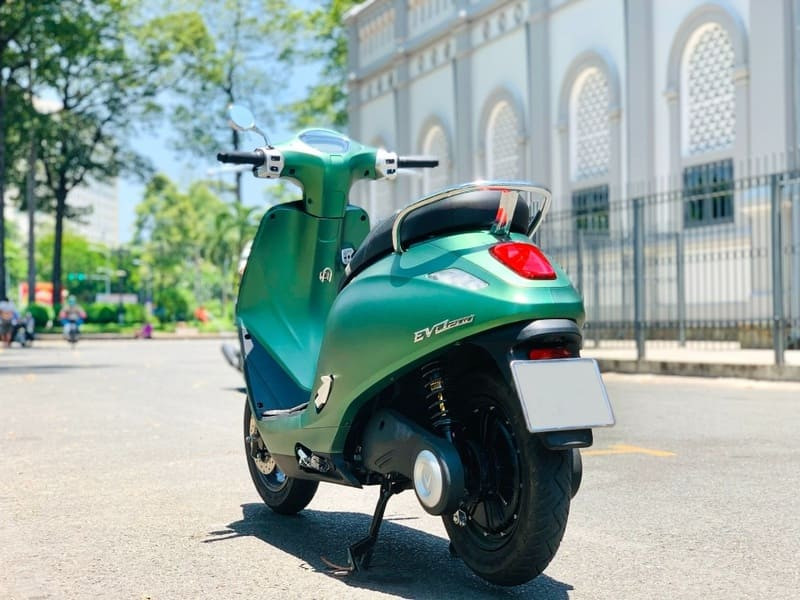 Hệ thống giảm xóc thủy lực kép giúp xe máy điện VinFast Evo200 vận hành ổn định trên mọi loại đường