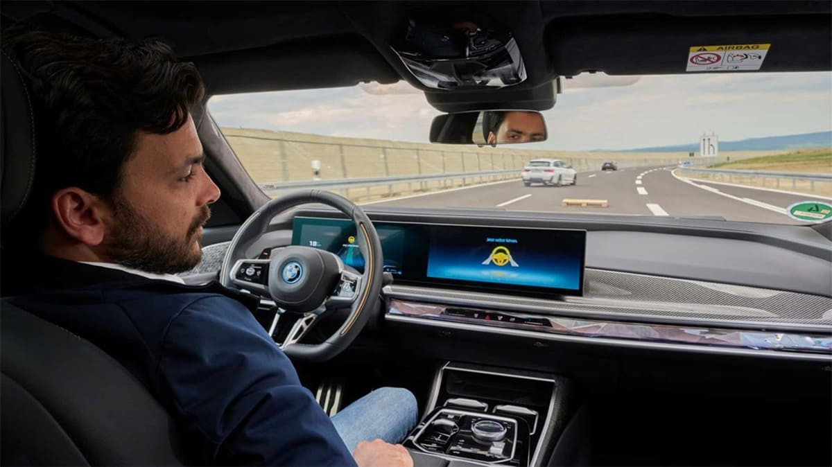 Hệ thống hỗ trợ đỗ xe tự động của BMW 730Li