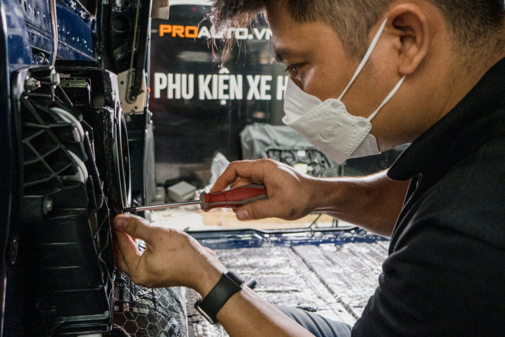 Hệ thống loa nguyên bản trên xe Mercedes GLK
