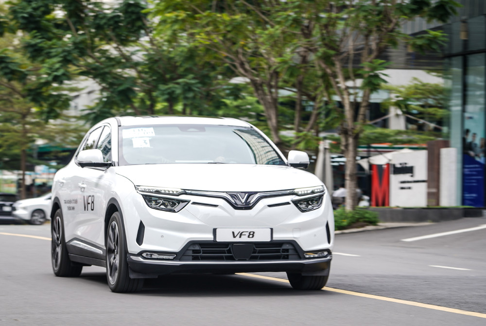 Hệ thống pin xe ô tô điện VinFast được bảo hành 10 năm, thể hiện sự bền bỉ và cam kết của nhà sản xuất