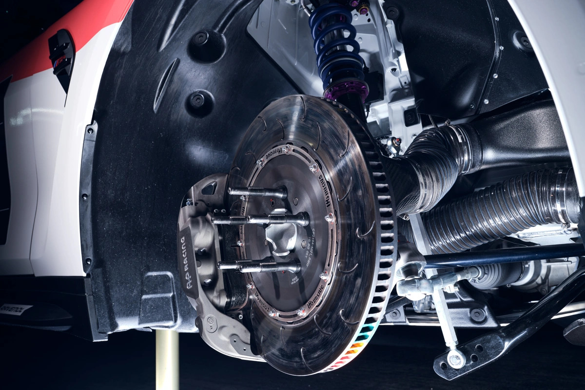 Hệ thống treo hiệu suất cao trên BMW M4 GT4 điều chỉnh chuyên biệt