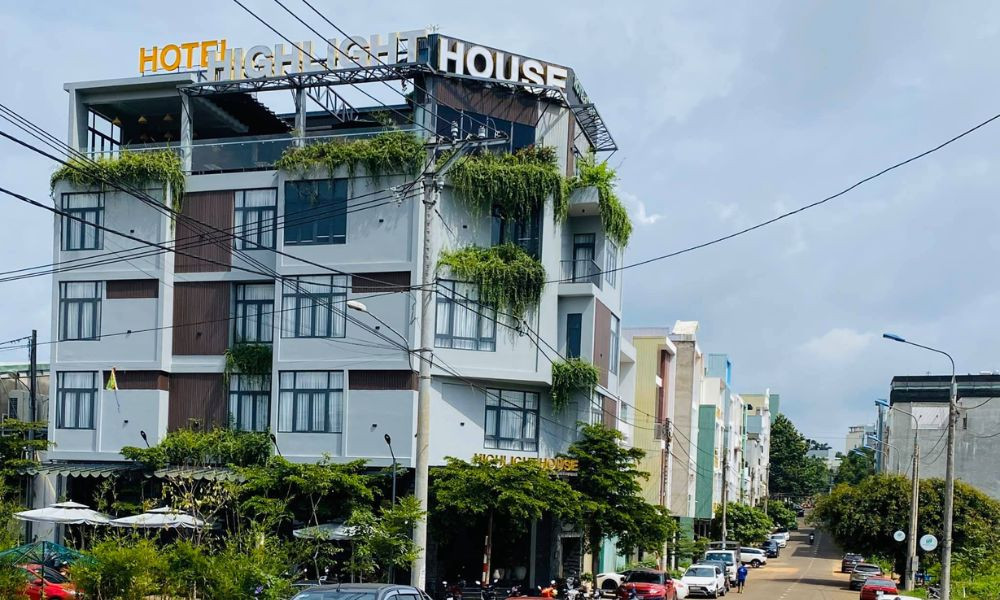 Highlight House Hotel &amp; Coffee có phong cách thiết kế hiện đại và tối giản