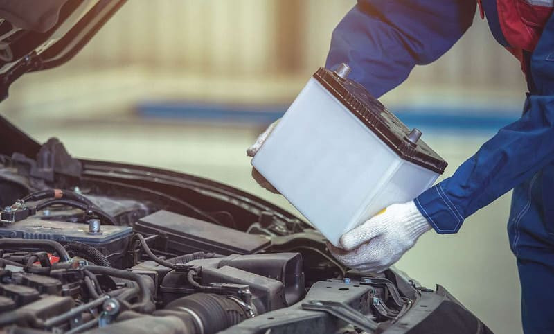 Hình ảnh ắc quy ô tô cung cấp điện cho quá trình khởi động