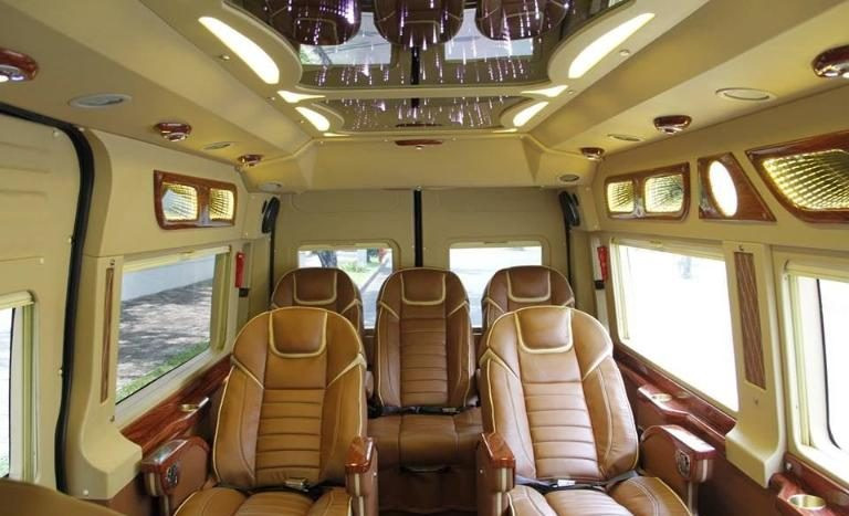 Hình ảnh bên trong xe Limousine của Vũ Linh với ghế massage và tiện nghi cao cấp