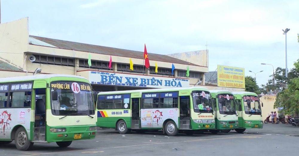 Hình ảnh các xe buýt hoạt động sôi nổi tại bến xe Biên Hòa, kết nối các khu vực