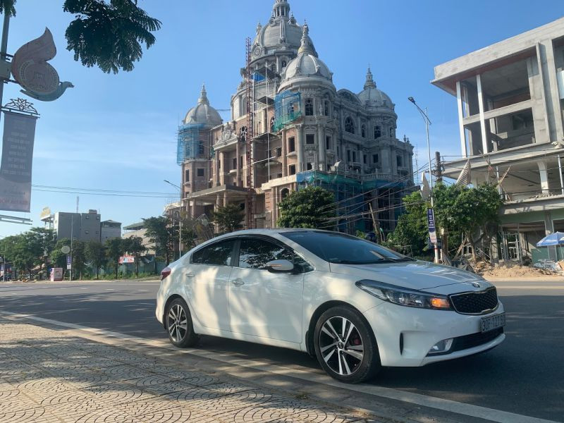 Hình ảnh chiếc taxi sơn tây 6262 màu vàng nổi bật trên đường phố