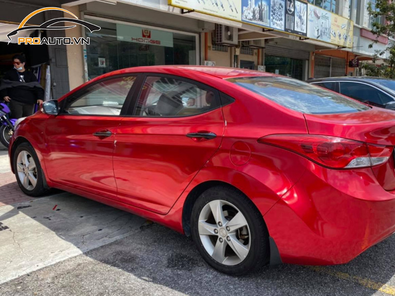 Hình ảnh chiếc xe Hyundai Accent sau khi hoàn tất dán wrap, mang diện mạo mới sang trọng.