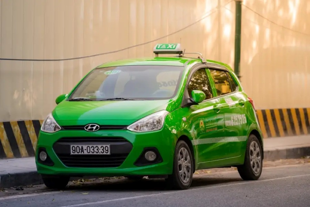 Hình ảnh điện thoại hiển thị ứng dụng đặt xe taxi, minh họa các phương thức thanh toán tiện lợi cho dịch vụ taxi Lạng Sơn.