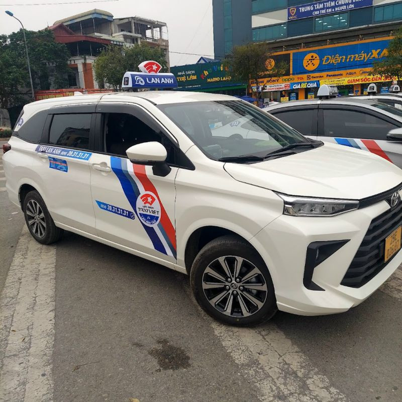 Hình ảnh đoàn xe taxi Lan Anh Hoài Đức với màu xanh đặc trưng, sẵn sàng phục vụ khách hàng qua tổng đài taxi Lan Anh.