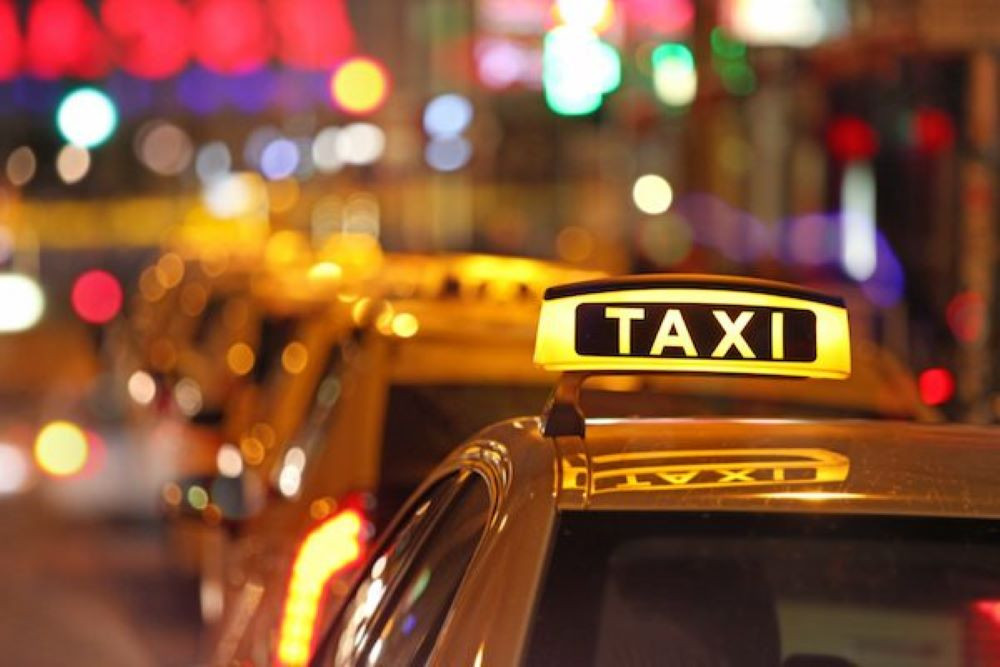 Hình ảnh đường phố Hà Nội với nhiều xe taxi