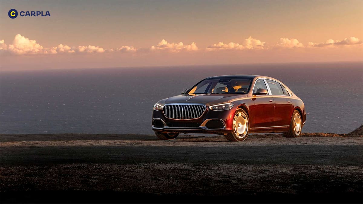 Hình ảnh Mercedes Maybach S580 đang di chuyển trên đường, minh họa khả năng vận hành mạnh mẽ và êm ái của động cơ V8.