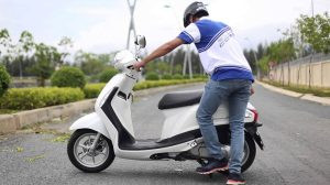 Hình ảnh minh họa tình trạng xe tay ga bị hụt ga khi đang di chuyển trên đường