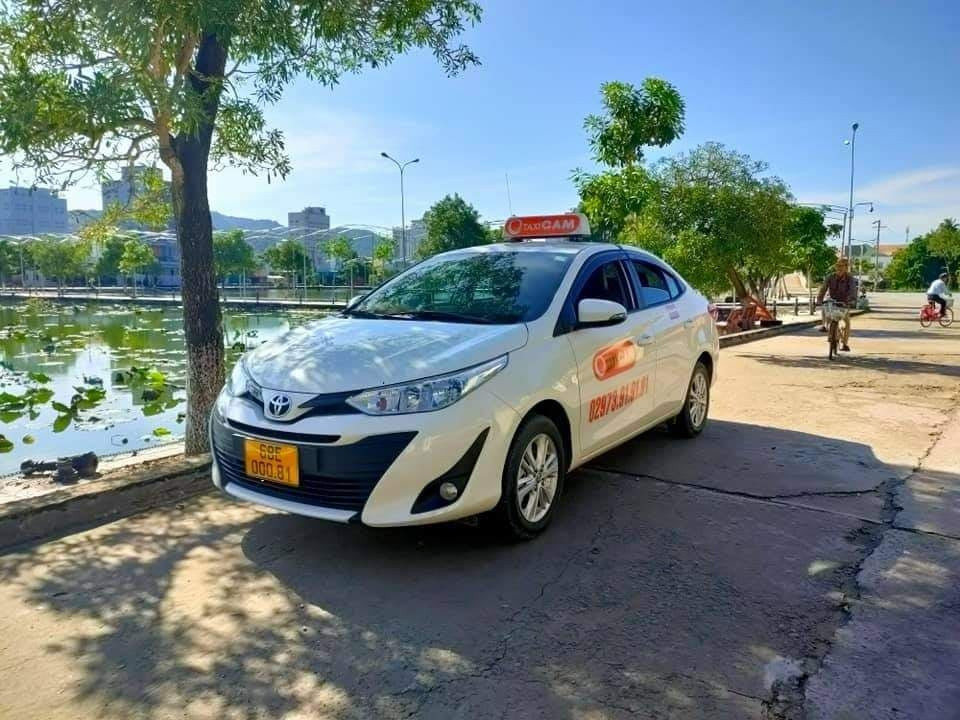 Hình ảnh minh họa việc liên hệ qua tổng đài để gọi dịch vụ taxi Cai Lậy nhanh chóng