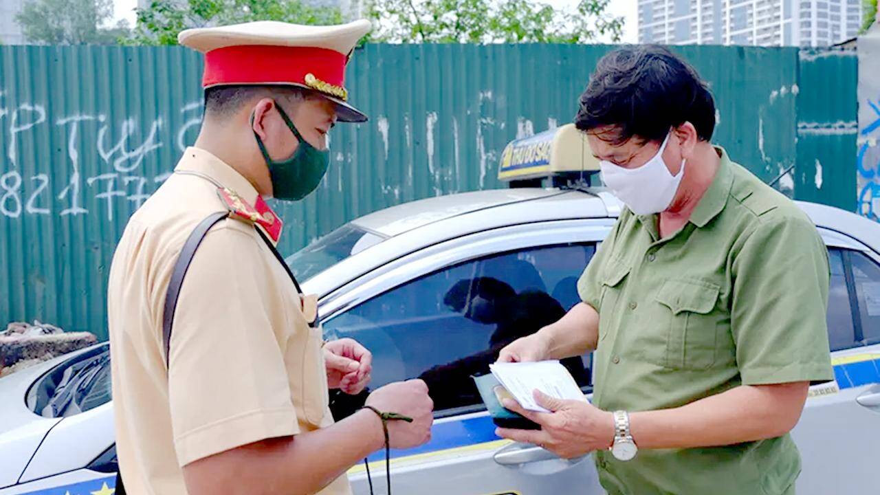 Hình ảnh minh họa việc xử phạt lỗi thiếu giấy tờ xe