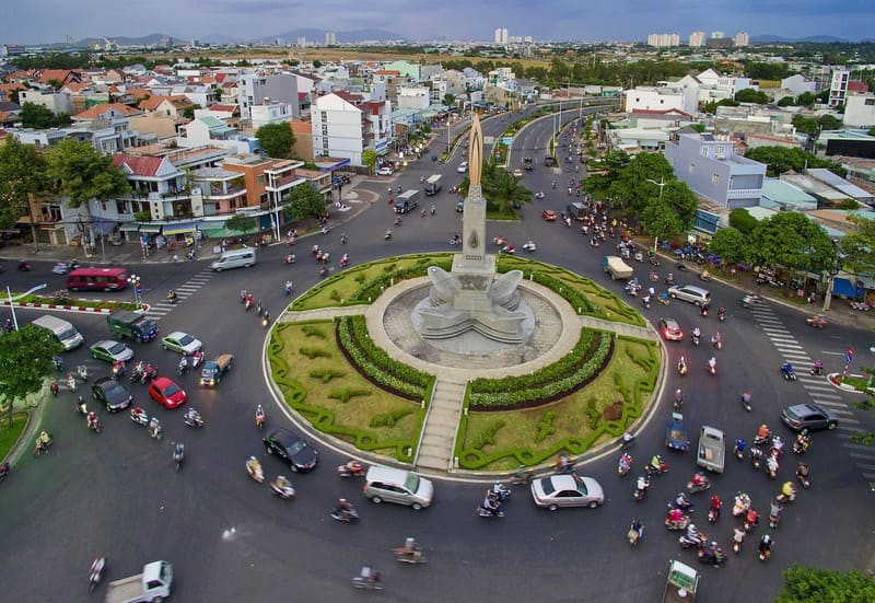 Hình ảnh mô tả vòng xuyến trong đô thị với các phương tiện
