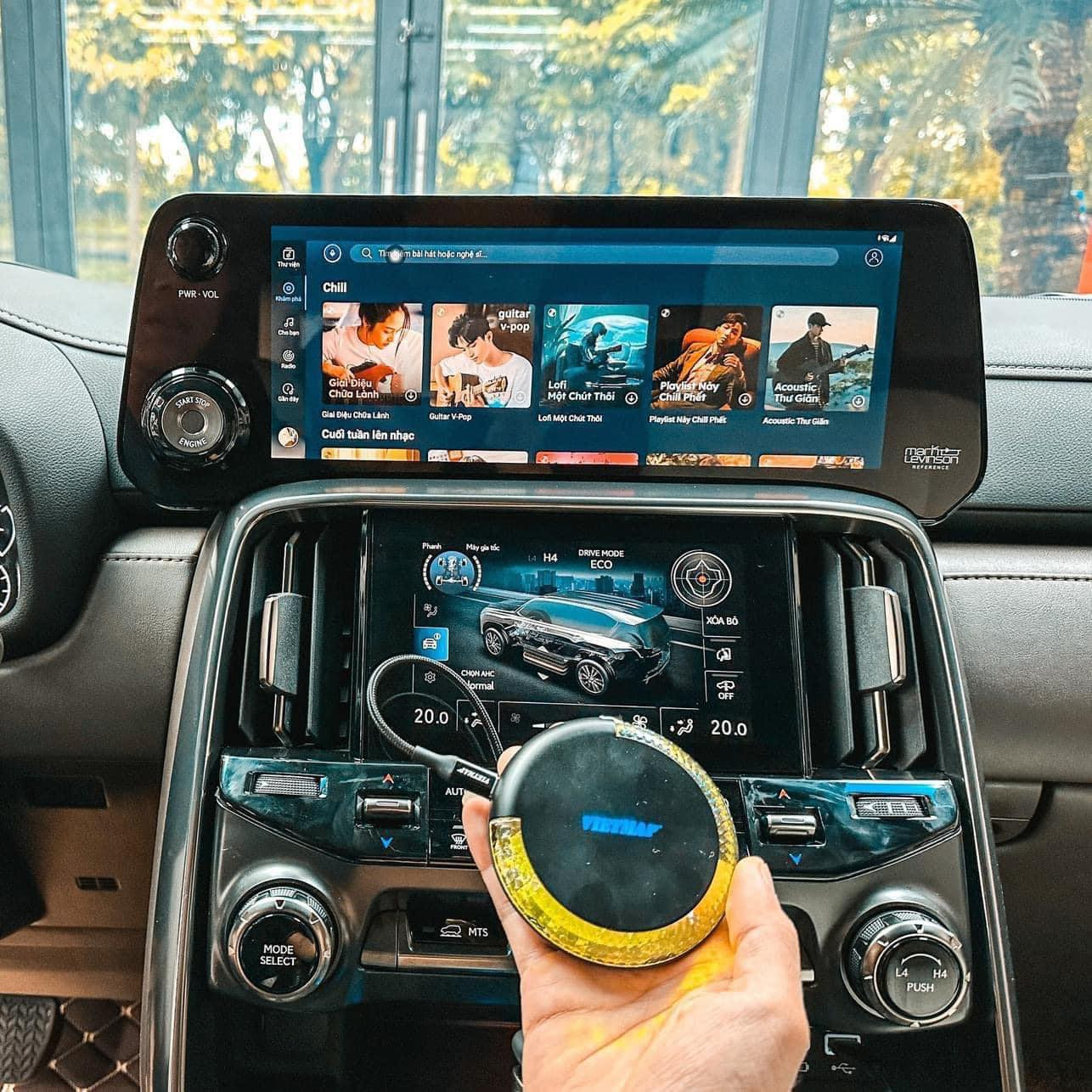 Hình ảnh một Android Box ô tô đang hiển thị giao diện giải trí đa phương tiện trên màn hình xe hơi.