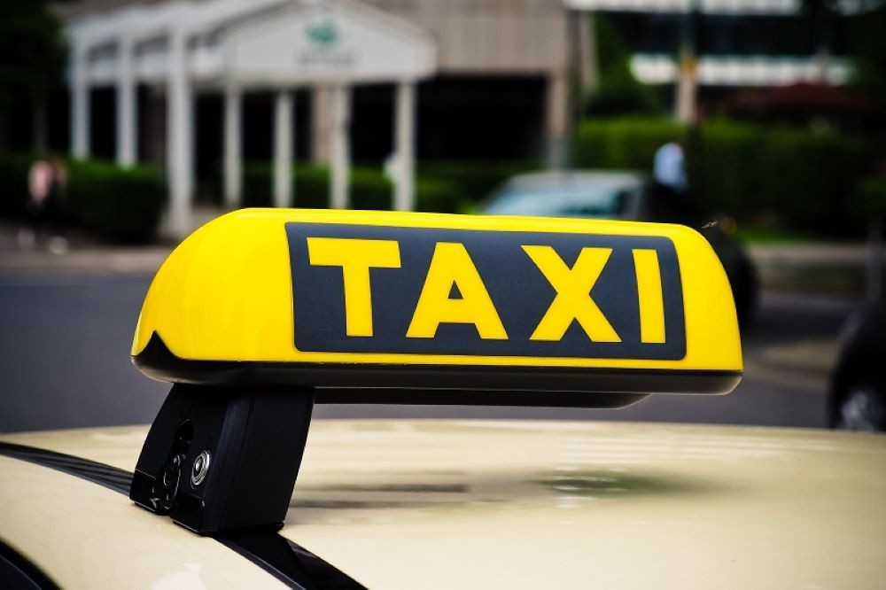 Hình ảnh một chiếc taxi hoạt động vào ban đêm