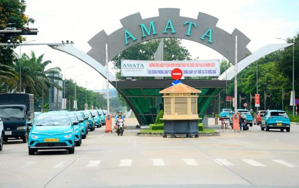 Hình ảnh một tuyến đường đông đúc tại Đồng Nai với nhiều xe taxi hoạt động, thể hiện sự phổ biến của taxi Tân Phú Đồng Nai trong đời sống đô thị.
