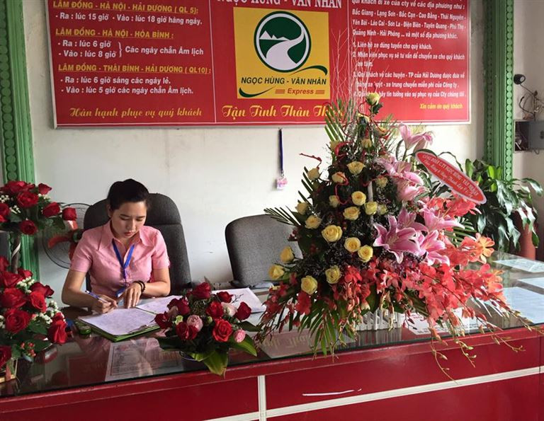 Hình ảnh nhân viên nhà xe Ngọc Hùng Văn Nhân đang phục vụ hành khách, thể hiện sự chuyên nghiệp.