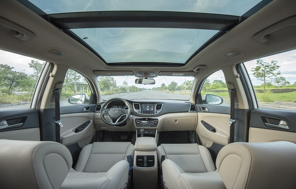 Hình ảnh nội thất Hyundai Tucson 2019 tập trung vào khu vực ghế ngồi và bảng điều khiển