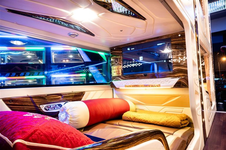 Hình ảnh nội thất sang trọng của xe Limousine nhà xe Đức Lan
