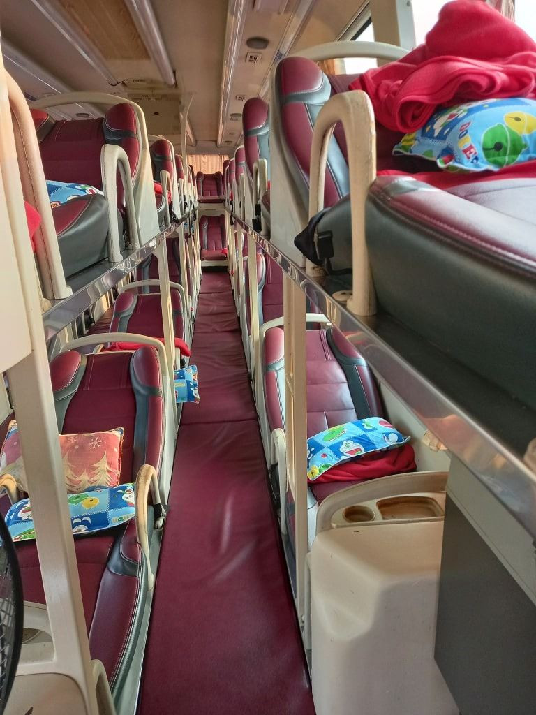 Hình ảnh nội thất xe khách Quốc Khánh với giường nằm có thể gập ngả và đầy đủ tiện nghi.