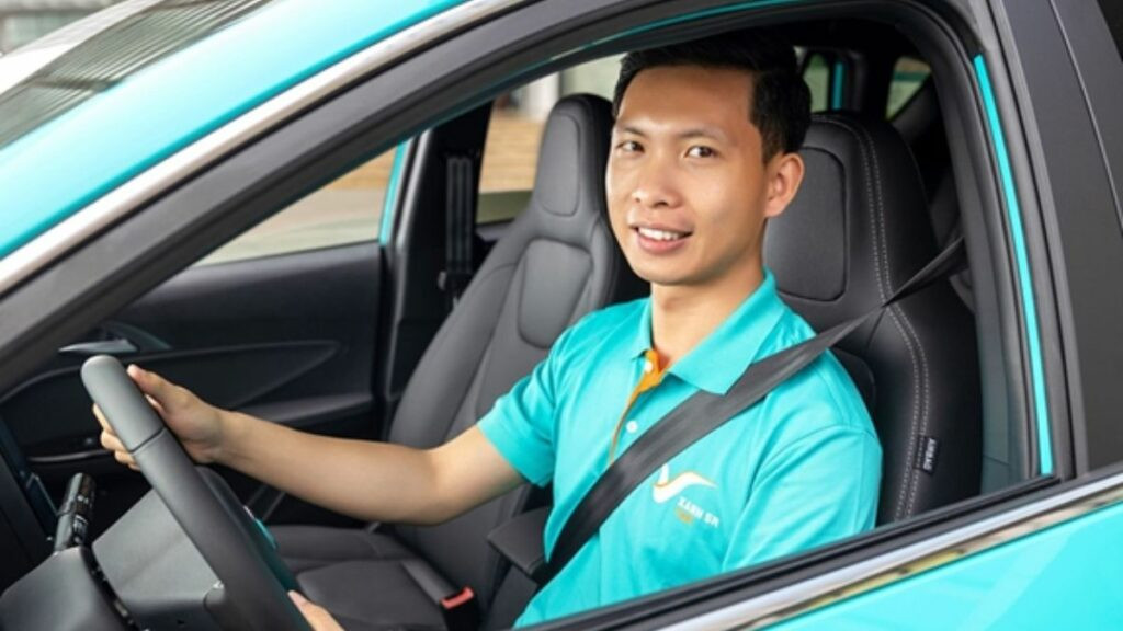 Hình ảnh tài xế taxi Xanh SM đang lái xe điện VinFast, biểu tượng cho nghề nghiệp có mức lương hấp dẫn và thân thiện môi trường.
