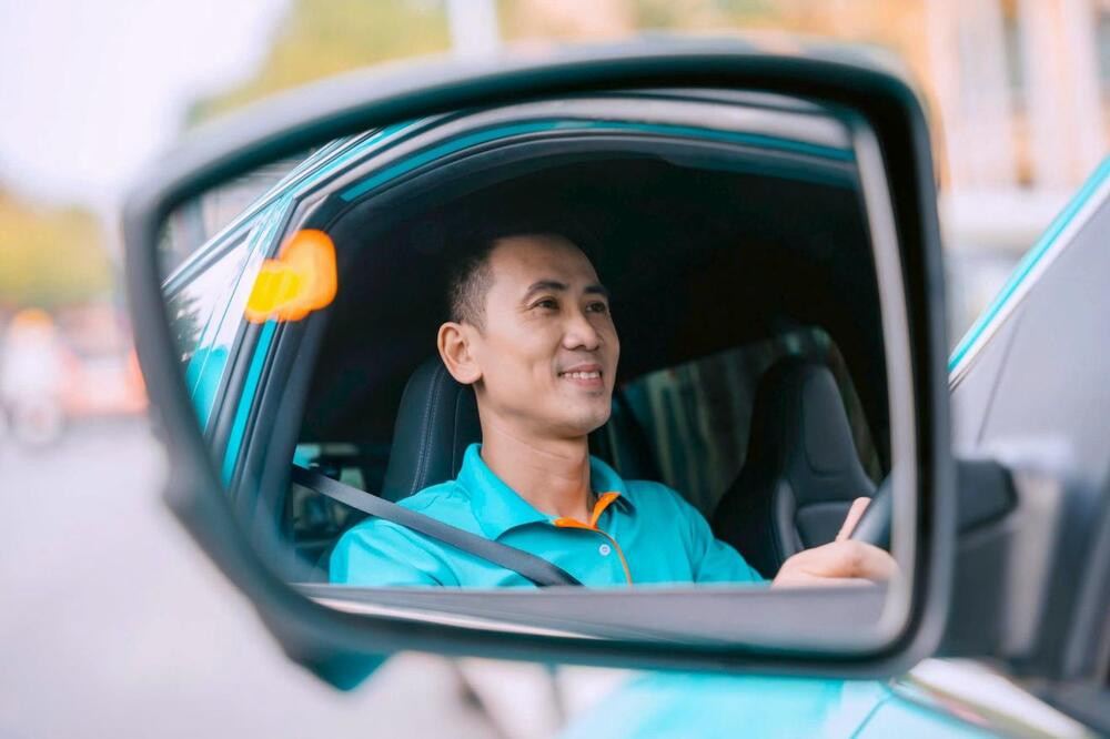 Hình ảnh tài xế Xanh SM chuyên nghiệp với trang phục lịch sự, đúng chuẩn khi ứng tuyển