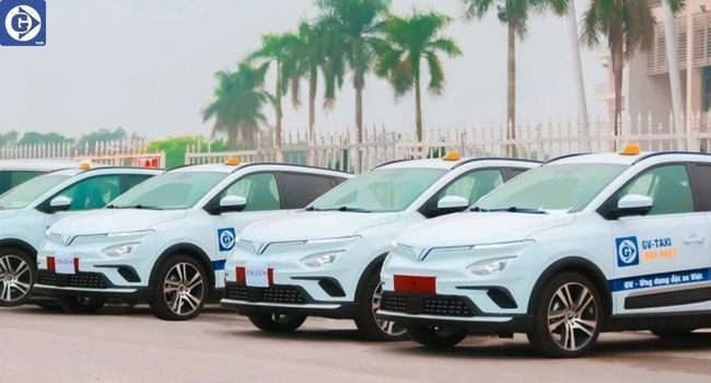 Hình ảnh taxi di chuyển trong dịp Tết đông đúc, minh họa chi phí đi lại tăng