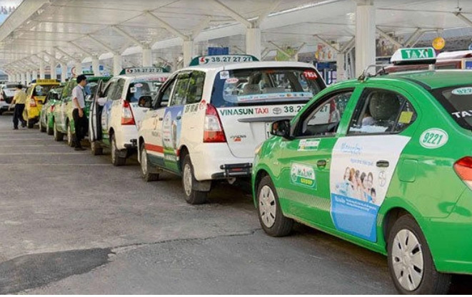 Hình ảnh taxi hoạt động về đêm tại Đức Trọng, đảm bảo dịch vụ 24 giờ