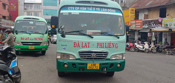 Hình ảnh taxi Mai Linh di chuyển an toàn trên đường đến Lâm Hà