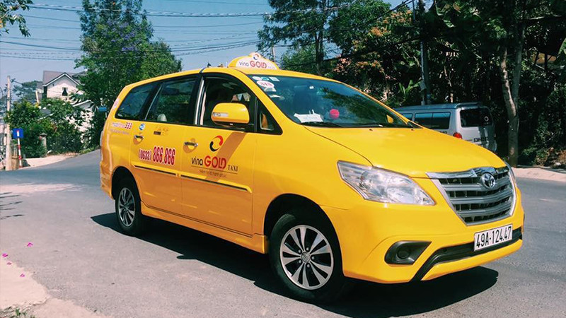 Hình ảnh Taxi Vina Gold Đà Lạt màu vàng nổi bật