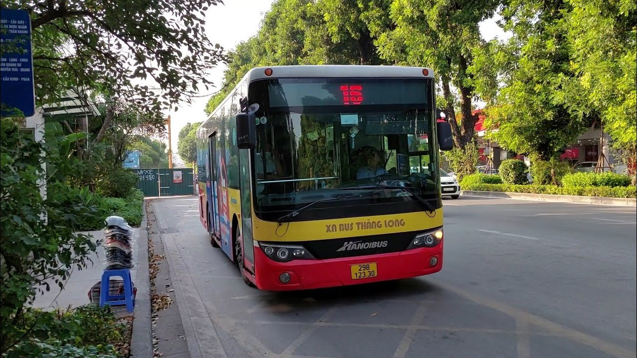 Hình ảnh thực tế xe buýt số 16 đang hoạt động tại Hà Nội