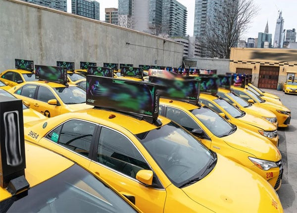 Hình ảnh tổng đài viên **taxi phú lương thái nguyên** đang tiếp nhận cuộc gọi từ khách hàng