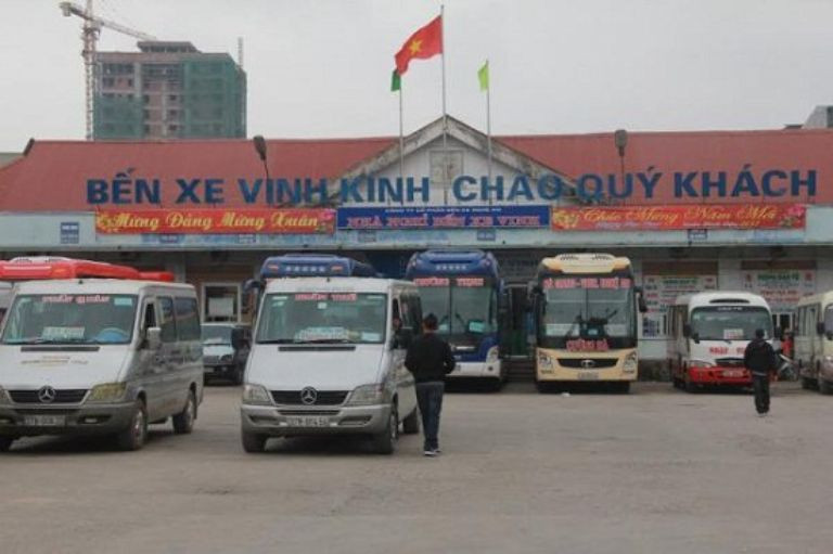 Hình ảnh tổng quan bến xe Vinh với các xe khách đang đậu