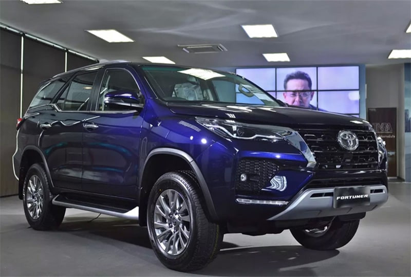 Hình ảnh tổng quan xe Toyota Fortuner 2021 màu trắng đang di chuyển.