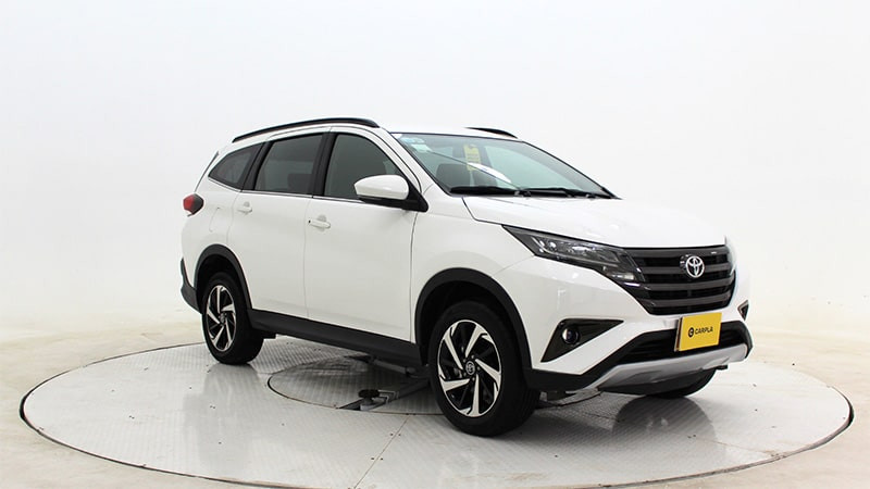 Hình ảnh tổng thể Toyota Rush 2021 màu trắng trên đường, minh họa thiết kế SUV mạnh mẽ
